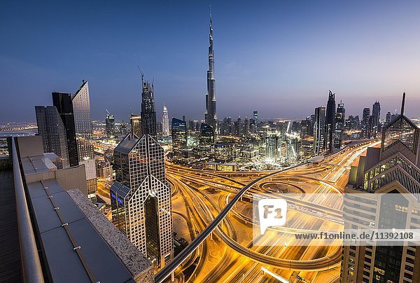 Blick auf die Skyline vom Shangri La Hotel in der Abenddämmerung  beleuchtete Sheikh Zayed Road  Burj Khalifa  Stadtzentrum  Dubai  Vereinigte Arabische Emirate  Asien