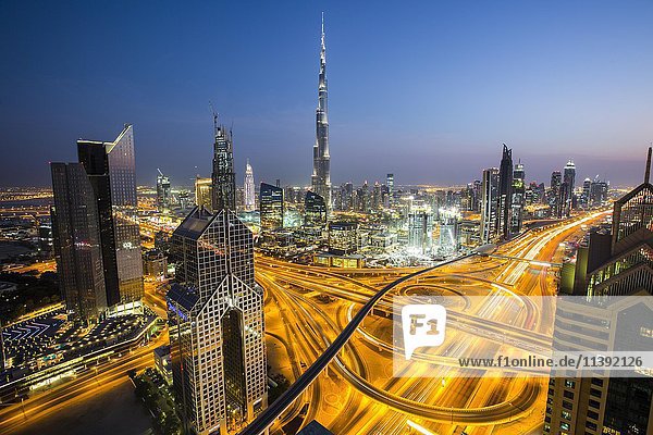 Blick auf die Skyline vom Shangri La Hotel in der Abenddämmerung  beleuchtete Sheikh Zayed Road  Burj Khalifa  Stadtzentrum  Dubai  Vereinigte Arabische Emirate  Asien