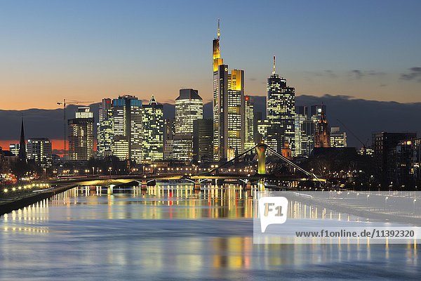 Beleuchtete Skyline von Frankfurt  blaue Stunde  Frankfurt am Main  Hessen  Deutschland  Europa