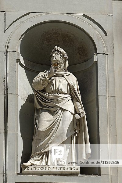 Francesco Petrarca  Statue auf dem Piazzale degli Uffizi  Uffizien  Florenz  Toskana  Italien  Europa