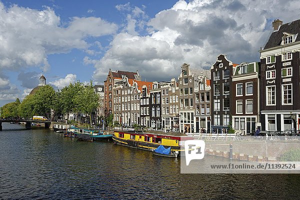 Historische Häuserreihe am Singelkanal  Amsterdam  Holland  Niederlande  Europa