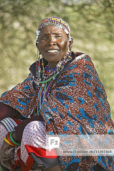 Frau  Massai  70 Jahre  mit traditionellen Gewändern  Amboseli-Nationalpark  Bezirk Kajiado  Kenia  Afrika