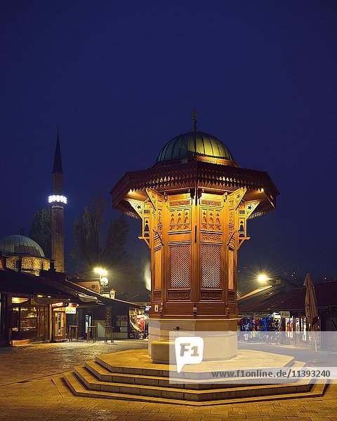 Sebilj-Brunnen bei Nacht  Bascarsija  Sarajevo  Bosnien und Herzegowina  Europa