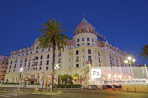 Hotel Le Negresco mit Palme  Promenade des Anglais  blaue Stunde  Nizza  Provence-Alpes-Côte d'Azur  Frankreich  Europa