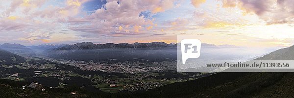 Inntal mit Innsbruck bei Sonnenaufgang  Blick vom Patscherkofel  Tirol  Österreich  Europa