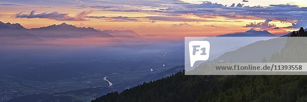Inntal bei Sonnenaufgang  vom Patscherkofel aus  Tirol  Österreich  Europa