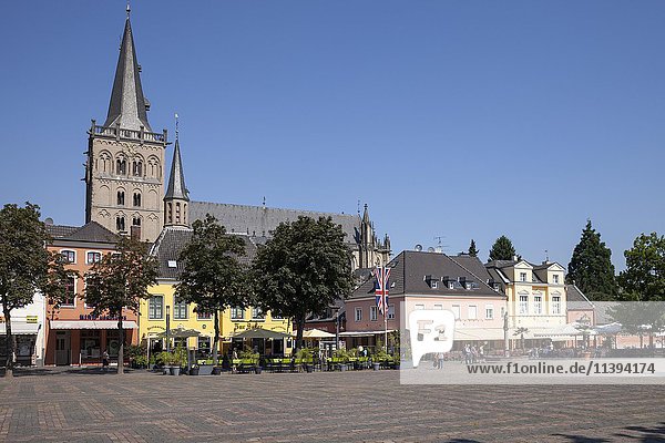 St. Viktors Dom und Markt  Xanten  Niederrhein  Nordrhein-Westfalen  Deutschland  Europa