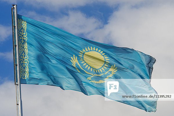 Nationalflagge im Wind  Independence Park  Shymkent  Region Südkasachstan  Kasachstan  Asien