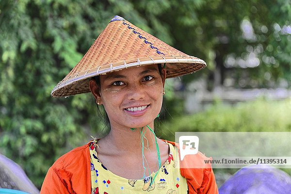 Einheimische Frau mit typischer Kopfbedeckung  Mandalay  Myanmar  Asien