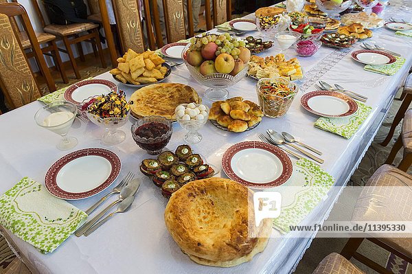 Tisch mit gedecktem Tisch für Gäste  Shymkent  Südregion  Kasachstan  Asien
