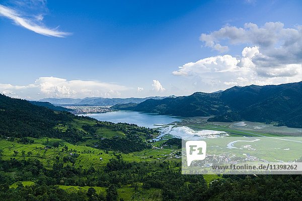 Phewa-See  Pokhara und Agrarlandschaft  Pame  Bezirk Kaski  Nepal  Asien