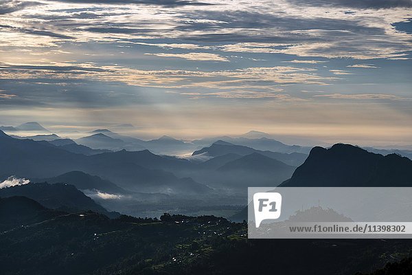 Bergkette  nebelverhangene Täler  Sonnenaufgang  Dhampus  Bezirk Kaski  Nepal  Asien