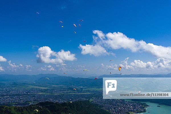 Viele Gleitschirmflieger fliegen über Pokhara und den Phewa-See  Sarangkot  Distrikt Kaski  Nepal  Asien