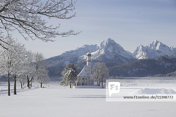 St. Coloman-Kirche vor verschneiten Bergen im Winter  Schwangau  Bayern  Deutschland  Europa
