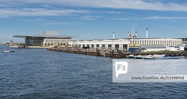 Innenhafen mit Kopenhagener Street Food Hall  dahinter das Opernhaus  Kopenhagen  Dänemark  Europa