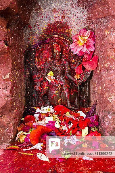 Kleine Statue des Gottes Kaalratri außerhalb des Khadga-Devi-Tempels, bunt geschmückt, Hindu-Fest Darsain, Bandipur, Tanahun-Distrikt, Nepal, Asien