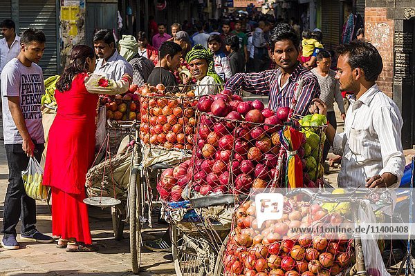 Obstverkäufer auf Fahrrädern bieten Äpfel und Orangen auf dem Marktplatz Indra Chowk  Kathmandu  Kathmandu District  Nepal  Asien