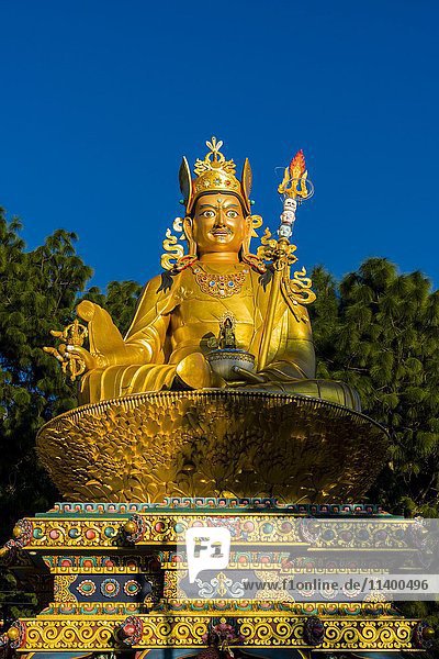 Große goldene Statue von Padmasambhava auf der Rückseite des Swayambhunath-Tempels  Kathmandu  Nepal  Asien
