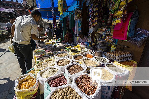 Verschiedene Gewürze  Nüsse  Bohnen und Linsen werden auf einem Straßenmarkt verkauft  Kathmandu  Kathmandu District  Nepal  Asien