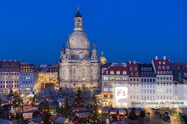 Historischer Weihnachtsmarkt im Stil der Renaissance auf dem Neumarkt vor der Frauenkirche  Dresden  Sachsen  Deutschland  Europa