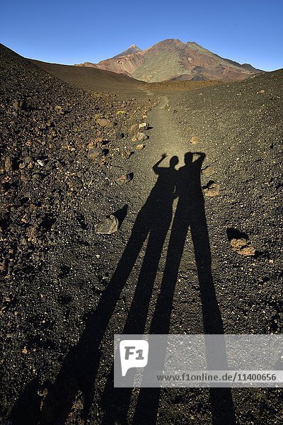 Schatten von zwei Menschen  Pico del Teide und Pico Viejo  Nationalpark Teide  Teneriffa  Kanarische Inseln  Spanien  Europa