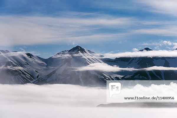 Verschneite Berge  Wolken über dem Fjord  Eyjafjörður  Island  Europa