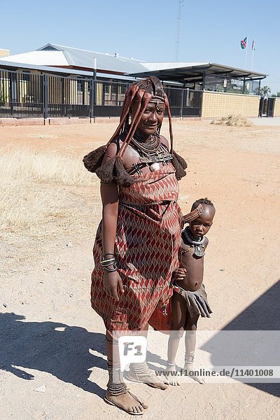 Himba-Frau mit Kind  Okongwati  Namibia  Afrika