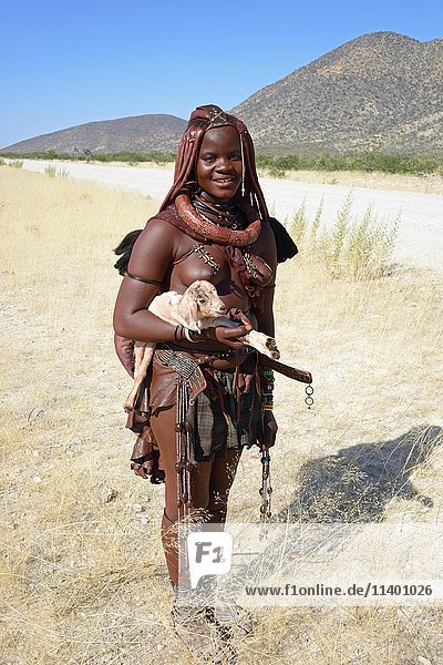 Himba-Frau mit kleiner Ziege  Kaokoveld  Namibia  Afrika