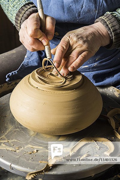 Keramikwerkstatt  Hände formen Topfboden auf Töpferscheibe  Pittenhart  Oberbayern  Deutschland  Europa