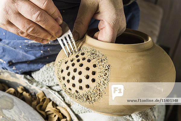 Keramikwerkstatt  Hand raut Oberfläche mit Gabel auf  Pittenhart  Oberbayern  Deutschland  Europa
