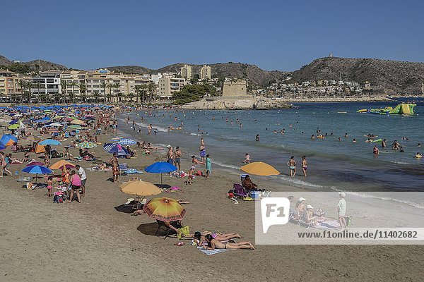 Strand Platja de L'Ampolla  mit Festung  Moraira  Provinz Alicante  Costa Blanca  Spanien  Europa