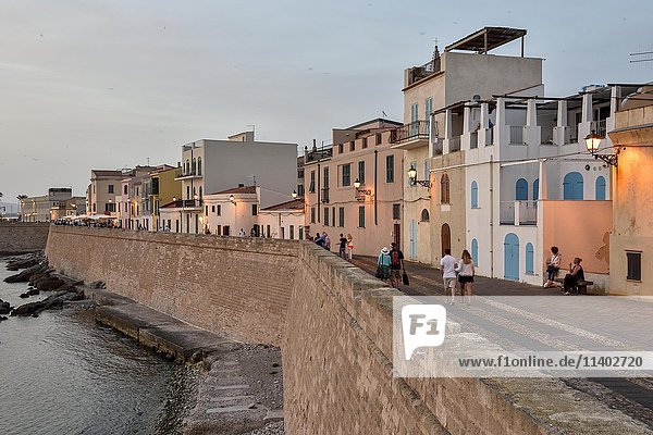 Häuserzeile mit Stadtmauer im Abendlicht Alghero Provinz Sassari Sardinien Italien Europa