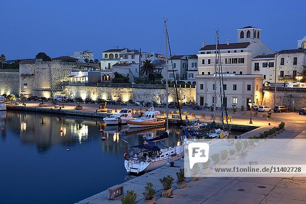 Hafen  blaue Stunde  Alghero  Provinz Sassari  Sardinien  Italien  Europa