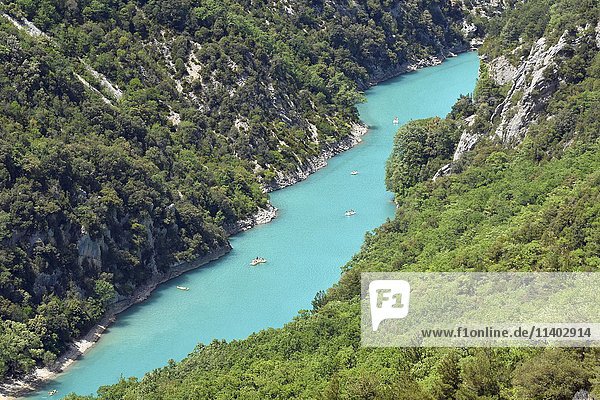 Boote an der Mündung der Verdon-Schlucht  Provence-Alpes-Côte d'Azur  Frankreich  Europa