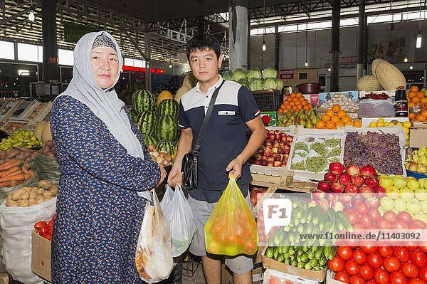 Die Leute kaufen Gemüse  Samal Bazar  Schymkent  South Region  Kasachstan  nur für redaktionelle Nutzung  Asien