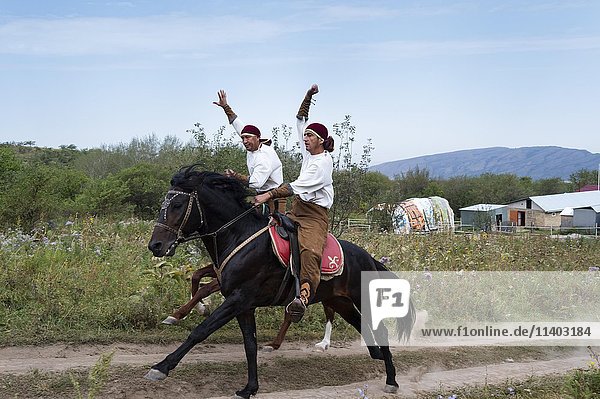 Zwei Reiter auf Pferden  kasachisches Volkskundemuseum Aul Gunny  Talghar  Almaty  Kasachstan  Asien
