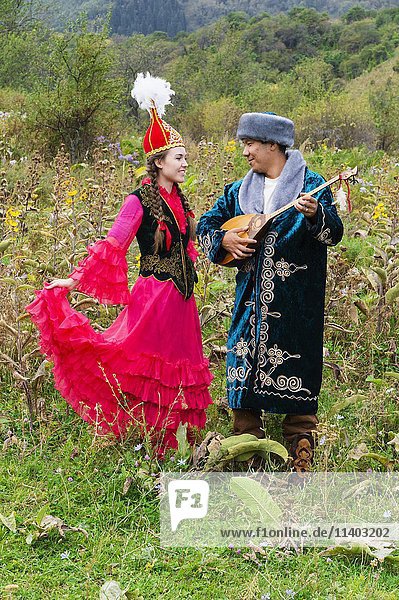 Kasache spielt das Zupfinstrument Dombra und singt für eine Frau  kasachisches Volkskundemuseum Aul Gunny  Talgar  Almaty  Kasachstan  Asien