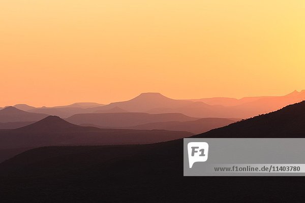 Gestaffelte Berge bei Sonnenuntergang  Grootberg Pass  Damaraland  Kunene Region  Namibia  Afrika