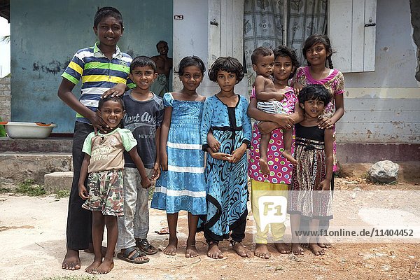 Einheimische Kinder stehen vor dem Haus  Singhalesen  Beruwela  Westliche Provinz  Sri Lanka  Asien