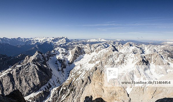 Auf der Punta Rocca an der Marmolada im Trentino  Blick vom Gipfel auf die Pala-Gruppe  Fassatal  Dolomiten  Trentino-Südtirol  Italien  Europa