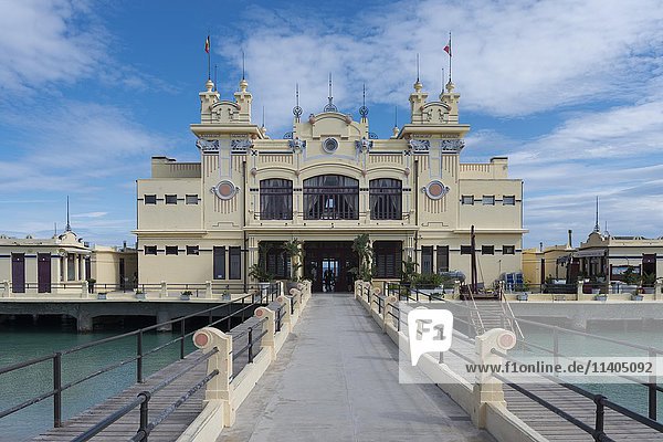 Hotel Mondello auf Stelzen im Wasser  ehemaliges Kurhaus  stabilimento balneare  Palermo  Sizilien  Italien  Europa
