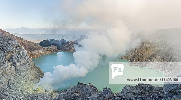 Vulkan Kawah Ijen  Vulkankrater mit Kratersee und dampfenden Schloten  Morgenlicht  Banyuwangi  Sempol  Ost-Java  Indonesien  Asien
