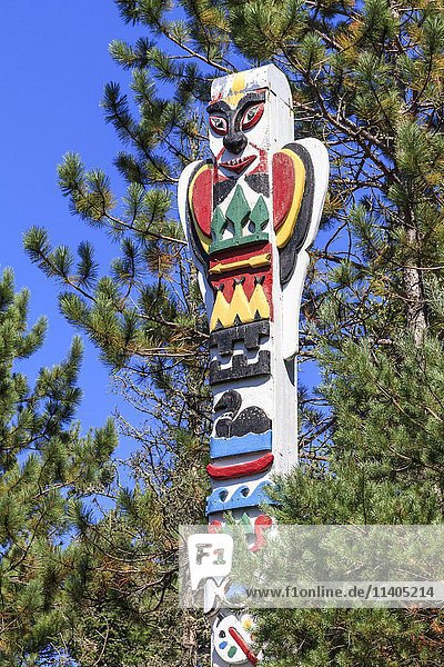 Totem pole  memorial for artist Tom Thomson  Canoe Lake  Algonquin Provincial Park  Ontario Province  Canada  North America
