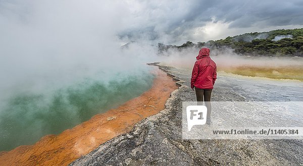 Frau steht am Rand des Champagne Pools  heiße Quelle  Waiotapu Geothermal Wonderland  Rotorua  Nordinsel  Neuseeland  Ozeanien
