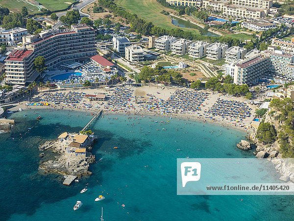 Luftaufnahme  Ansicht der Bucht von Camp de Mar  Strand  Mallorca  Balearen  Spanien  Europa