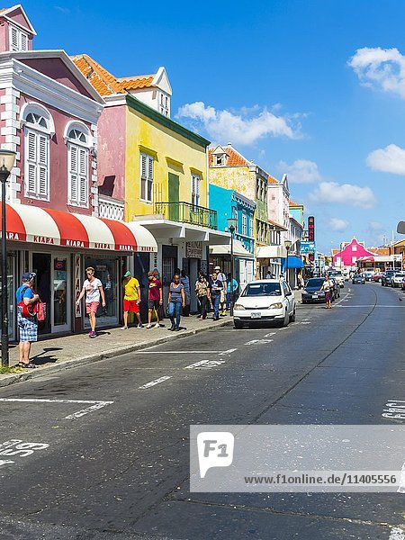 Bunte Häuserreihe im niederländisch-karibischen Kolonialstil  Einkaufsstraße  Allee-Viertel  Willemstad  Karibik  Curacao  Nordamerika