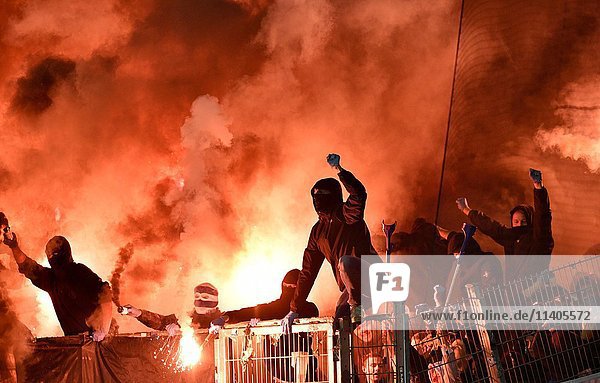 Maskierte Fußballfans randalieren  werfen Fackeln  Pyrotechnik  Feuerwerkskörper  Mercedes-Benz Arena  Stuttgart  Baden-Württemberg  Deutschland  Europa