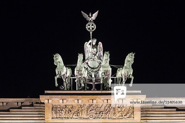 Quadriga auf dem Brandenburger Tor bei Nacht  Berlin  Deutschland  Europa