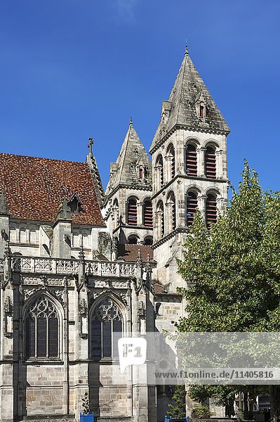 Zwillingstürme der romanischen Kathedrale des Heiligen Lazarus  Autun  Saône-et-Loire  Frankreich  Europa
