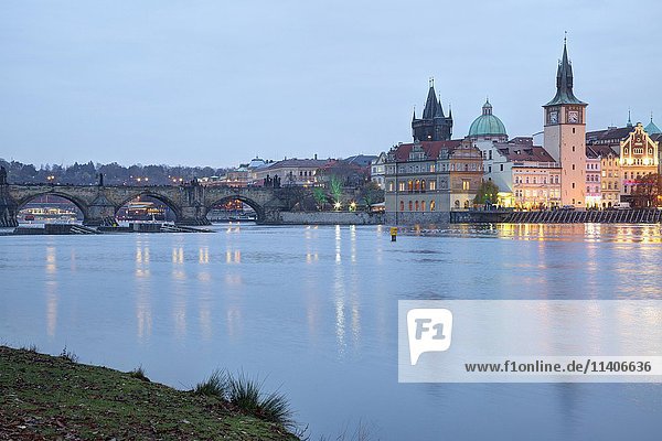 Ausblick von Schützeninsel Strelecky ostrov auf Altstadt Moldau Prag Tschechien Europa